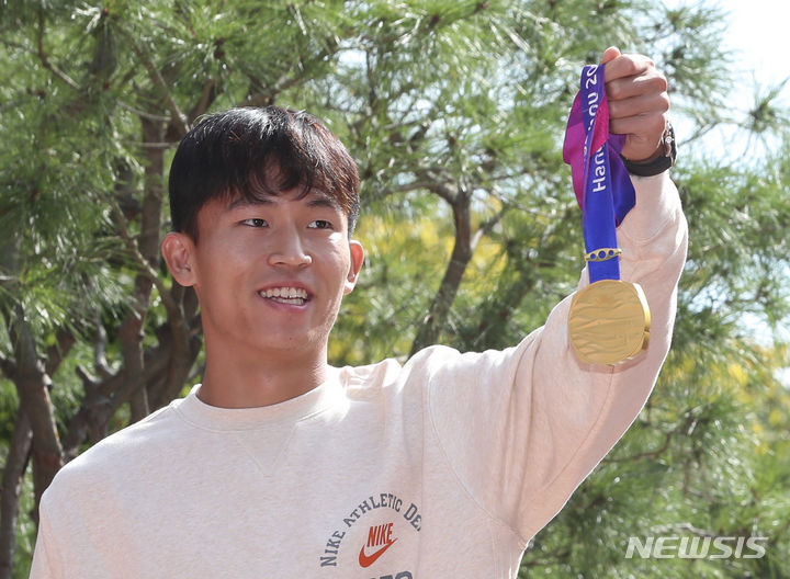정우영이 2022 항저우 아시안게임 금메달을 자랑하고 있다./사진=뉴시스
