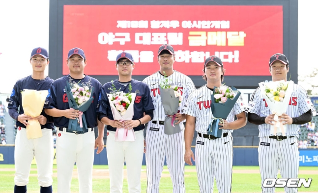 9일 경기 전 2022 항저우 아시안게임에서 금메달을 획득한 (왼쪽부터)롯데 윤동희, 나균안, 박세웅, LG 정우영, 고우석, 문보경의 꽃다발 전달식이 열렸다.