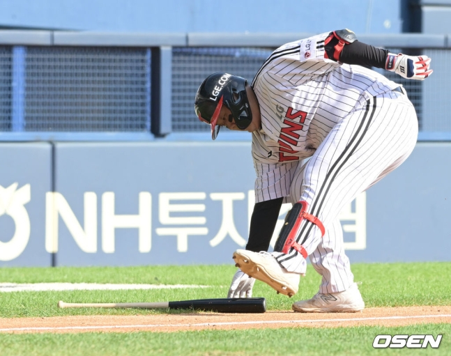 LG 김범석이 2회 데뷔 첫 홈런을 친 뒤 배트를 줍고 있다.