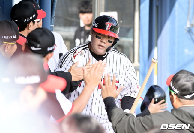 LG 김범석이 2회 홈런을 친 뒤 더그아웃에서 코칭스태프와 하이파이브를 하고 있다.