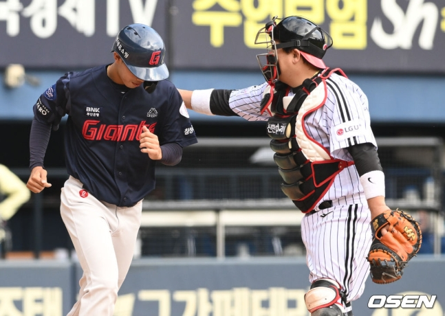 LG 포수 허도환(오른쪽)이 4회 LG 이상영의 투구에 정대선이 맞자 고의가 아니라는 뜻을 전하고 있다.