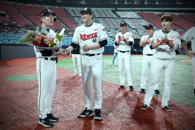 2020년 7월 11일 이강철 감독의 100승을 축하하는 모습. /사진=KT 위즈 제공