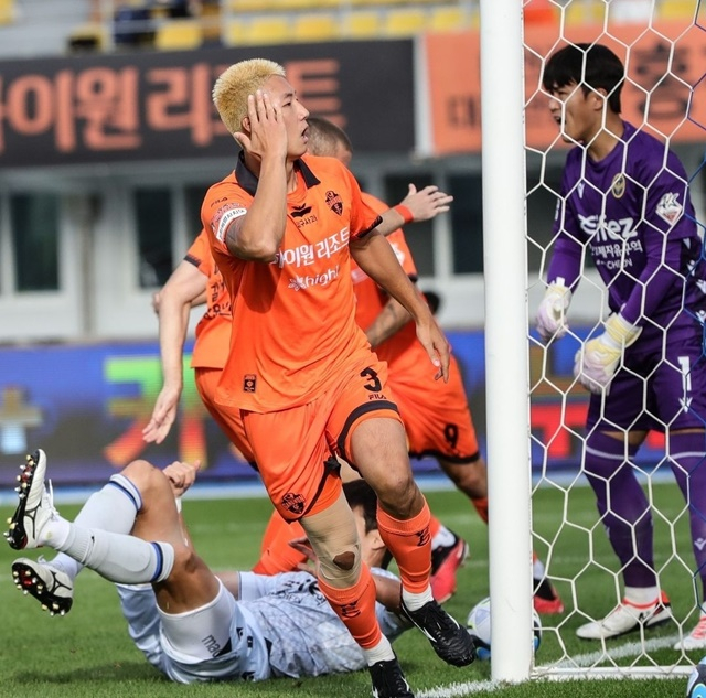 이지솔(가운데). /사진=강원FC