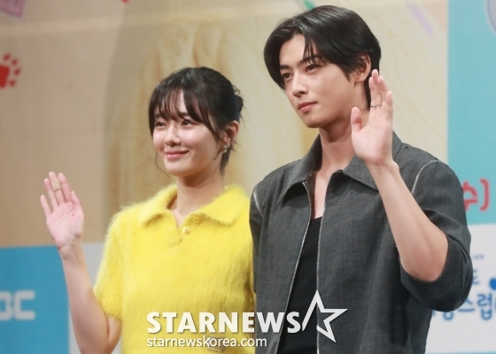 배우 박규영, 차은우가 11일 오후 서울 마포구 상암동 MBC에서 진행된 수요드라마 '오늘도 사랑스럽개' 제작발표회에 참석해 포즈를 취하고 있다. /사진=이동훈 기자