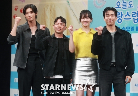 배우 차은우, 김대웅 감독, 배우 박규영, 이현우가 11일 오후 서울 마포구 상암동 MBC에서 진행된 수요드라마 '오늘도 사랑스럽개' 제작발표회에 참석해 포즈를 취하고 있다. /사진=이동훈 기자