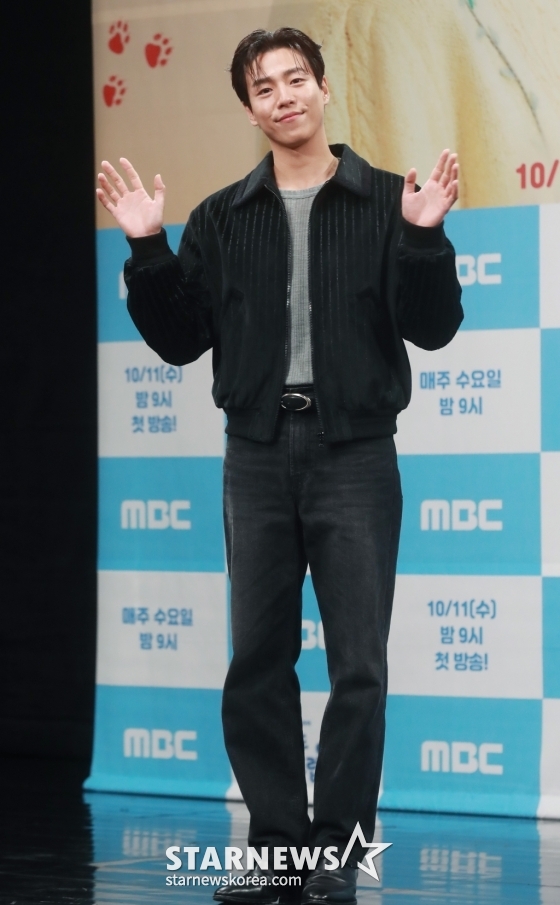 배우 이현우가 11일 오후 서울 마포구 상암동 MBC에서 진행된 수요드라마 '오늘도 사랑스럽개' 제작발표회에 참석해 포즈를 취하고 있다. /사진=이동훈 기자