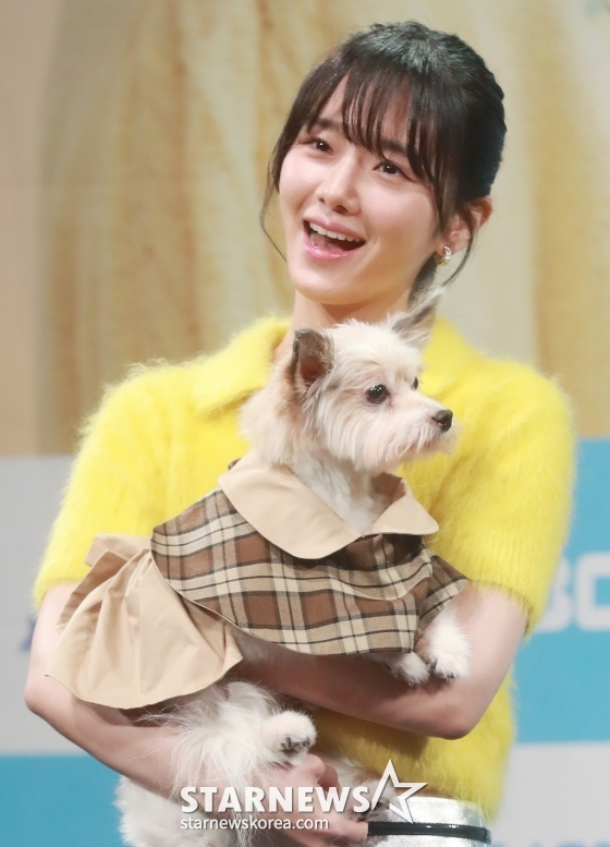 배우 박규영이 11일 오후 서울 마포구 상암동 MBC에서 진행된 수요드라마 '오늘도 사랑스럽개' 제작발표회에 참석해 함께 출연한 강아지 핀아와 포즈를 취하고 있다. /사진=이동훈 기자