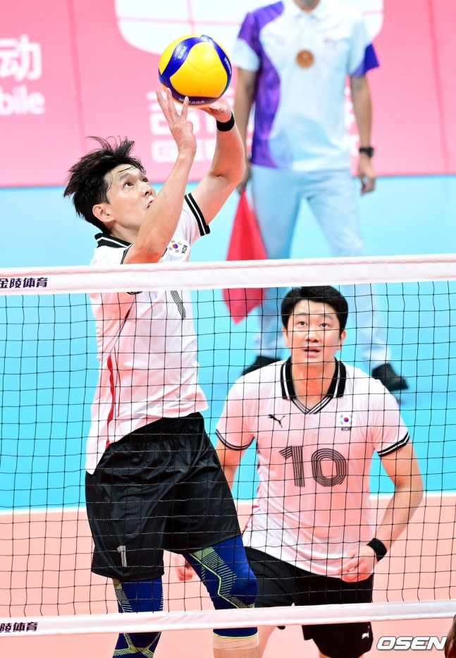 한선수(왼쪽)가 20일 오후 중국 항저우 린핑 스포츠센터에서 열린 인도와 ‘제19회 항저우아시안게임’ 남자배구 C조 조별리그 1차전에서 토스를 올리고 있다.