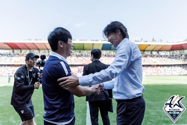 김기동 포항 감독(왼쪽)과 홍명보 울산 감독. /사진=한국프로축구연맹 제공