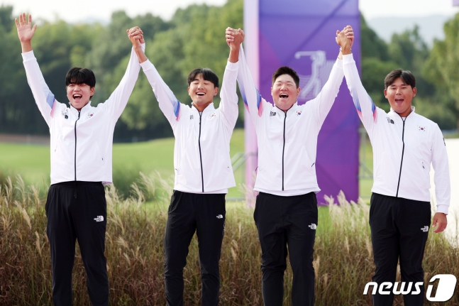 지난 1일 오후 중국 항저우 서호 국제 골프코스에서 열린 2022 항저우 아시안게임 골프 남자 단체전에서 1위를 차지해 금메달을 획득한 (왼쪽부터) 장유빈과 조우영, 임성재, 김시우가 시상대에 오르며 두 팔을 번쩍 들어 올리고 있다. /사진=뉴스1