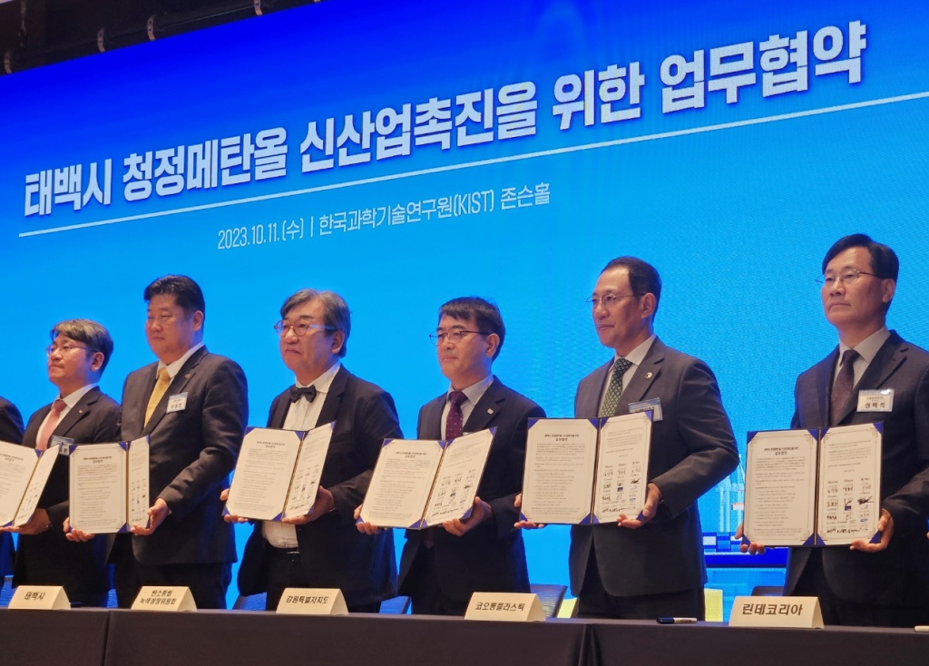 허성 코오롱플라스틱 대표이사(우측 두번째)는 11일 서울 성북구 한국과학기술연구원(KIST)에서 열린 청정메탄올 신산업 촉진을 위한 업무협약식에 참석했다.