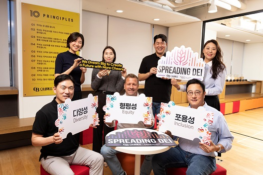 (앞줄 왼쪽부터) 오비맥주 김종주 인사 부사장, 배하준 사장, 구자범 법무정책홍보 부문 수석부사장이 직원들과 함께 ‘2023 다양성, 형평성, 표용성의 달’ 기념사진을 찍고 있다.