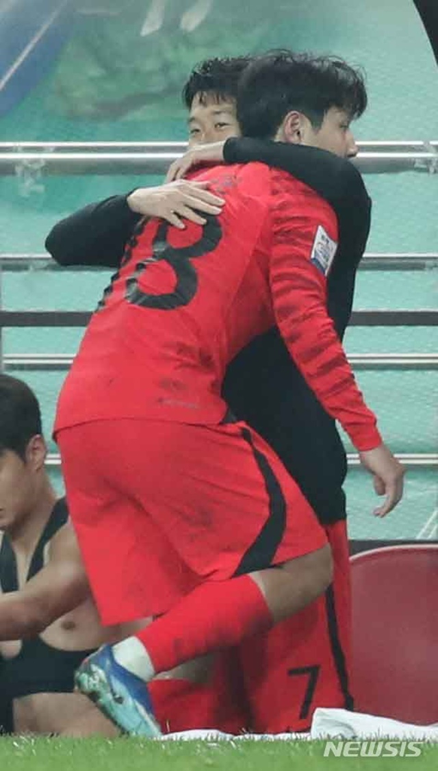 이강인을 꼭 안아준 손흥민(오른쪽). /사진=뉴시스 제공