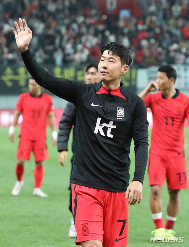 손흥민이 경기가 끝난 뒤 팬들에게 인사하고 있다. /사진=뉴시스 제공