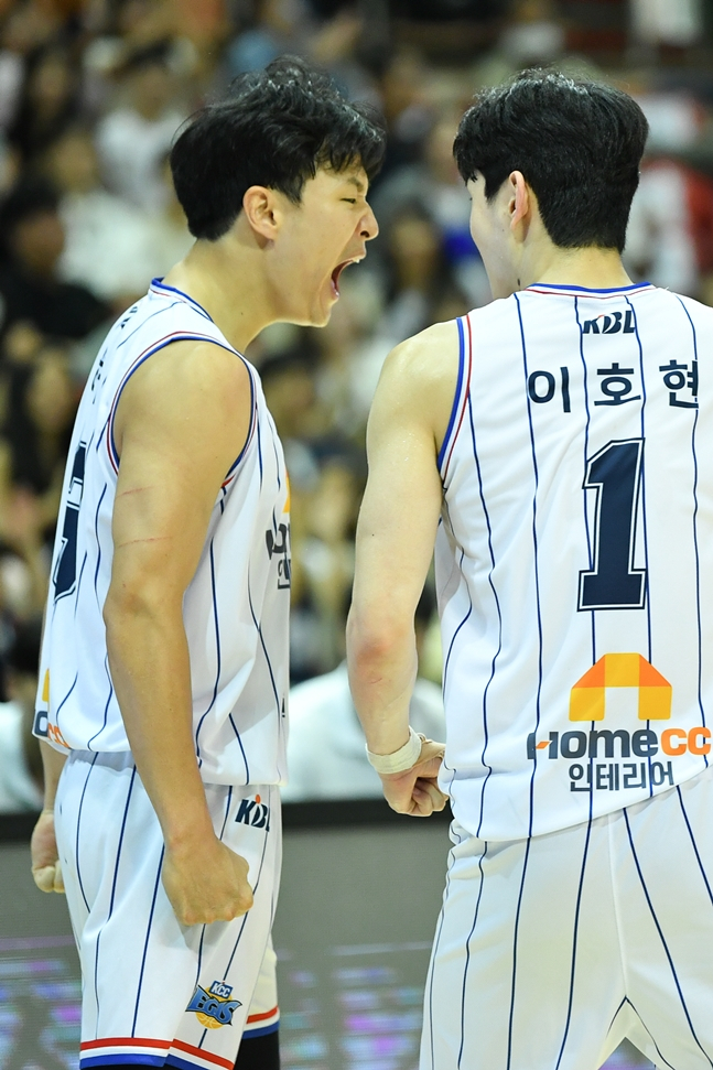 포효하는 허웅(왼쪽). /사진=KBL 제공