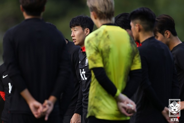 팀 미팅 주도하는 손흥민. /사진=대한축구협회 제공