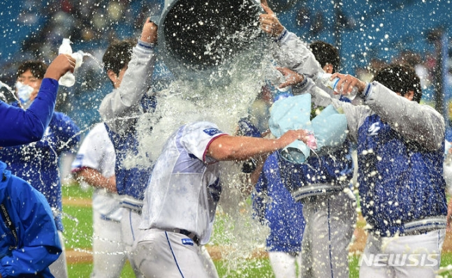 삼성 오승환(가운데)이 14일 대구 SSG전에서 통산 400세이브를 달성한 후 동료들의 축하 물세례를 받고 있다. /사진=뉴시스