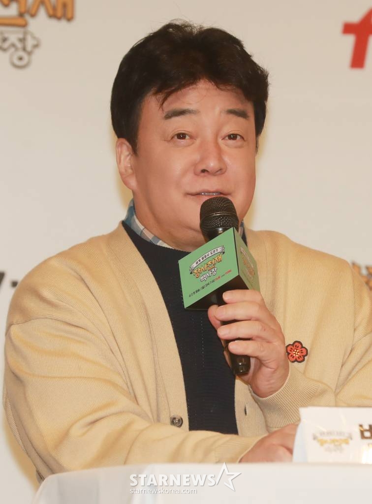 요리연구가 백종원이 29일 오전 서울 마포구 도화동 서울가든호텔에서 열린 tvN 신규 예능 '장사천재 백사장' 제작발표회에 참석해 질문에 답하고 있다. 대한민국 최고의 외식 경영 전문가 백종원이 한식 불모지에서 직접 창업부터 운영까지 나서는 백종원의 세계 밥장사 도전기를 그린 '장사천재 백사장'은 4월 2일 첫 방송된다. /2023.03.29 /사진=이동훈 기자 photoguy@