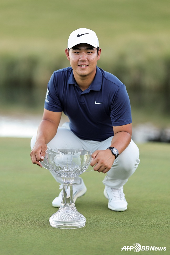 김주형이 16일(한국시간) 네바다주 라스베이거스의 TPC 서머린에서 열린 PGA 투어 슈라이너스 칠드런스 오픈서 대회 2연패와 투어 통산 3번째 우승을 한 뒤 기념사진을 찍고 있다./AFPBBNews=뉴스1