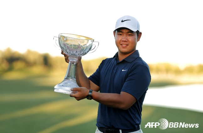 김주형이 16일(한국시간) 네바다주 라스베이거스의 TPC 서머린에서 열린 PGA 투어 슈라이너스 칠드런스 오픈서 대회 2연패와 투어 통산 3번째 우승을 한 뒤 기념사진을 찍고 있다./AFPBBNews=뉴스1
