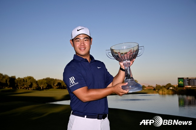 김주형이 16일(한국시간) 네바다주 라스베이거스의 TPC 서머린에서 열린 PGA 투어 슈라이너스 칠드런스 오픈서 대회 2연패와 투어 통산 3번째 우승을 한 뒤 기념사진을 찍고 있다./AFPBBNews=뉴스1