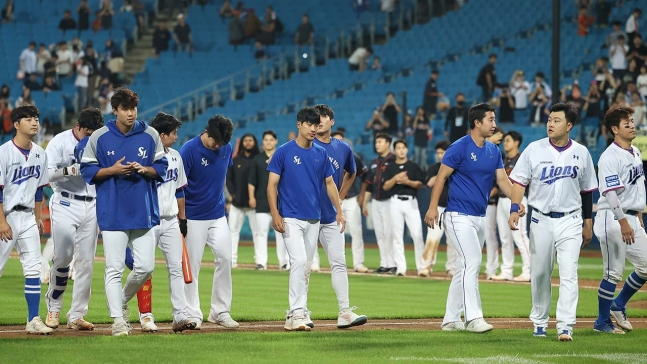 패배 후 아쉬워하는 삼성 선수들. /사진=삼성 라이온즈