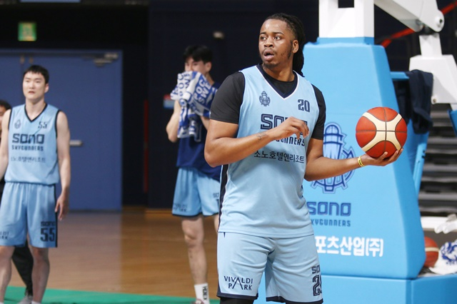 고양 소노 유니폼을 입은 디욘테 데이비스(오른쪽). /사진=고양 소노 제공