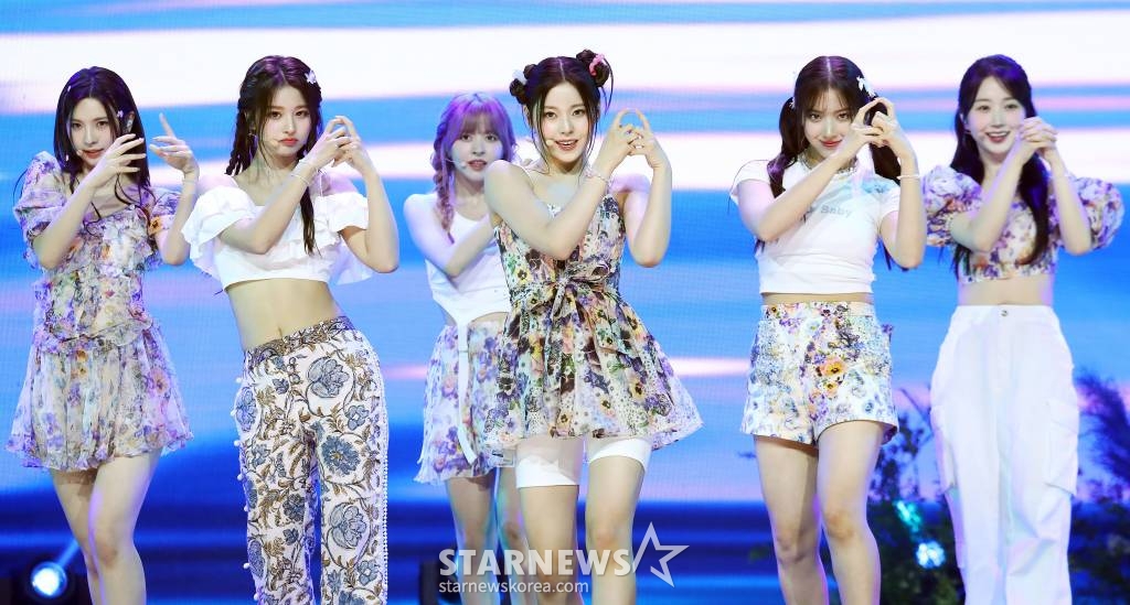 걸그룹 엔믹스(NMIXX)가 11일 오후 서울 용산구 한남동 블루스퀘어에서 진행된 세 번째 싱글 'A Midsummer NMIXX's Dream'(어 미드서머 엔믹스 드림) 발매 기념 쇼케이스에 참석해 멋진 무대를 선보이고 있다. 이번 엔믹스의 타이틀곡 'Party O'Clock'은 JYP엔터테인먼트 대표 프로듀서 박진영이 처음으로 NMIXX의 곡작업에 참여해 케미스트리를 뽐낸 작품. 특히 박진영은 NMIXX와의 첫 컬래버레이션을 위해 녹음실을 직접 방문해 '그루브 킹'의 디테일이 돋보이는 세심한 피드백으로 곡의 완성도를 높였고 포인트 안무도 직접 만들어주며 남다른 애정을 드러냈다. 2023.07.11 /사진=김창현 기자 chmt@