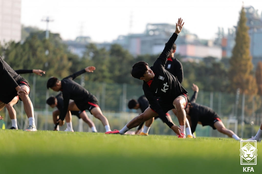 몸을 푸는 황인범. /사진=대한축구협회 제공