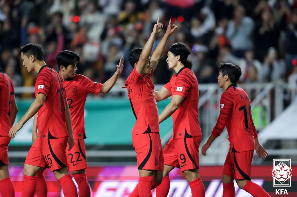 황희찬(가운데). /사진=대한축구협회 제공