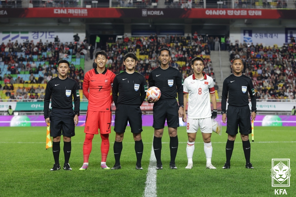 한국과 베트남의 주장단과 심판진. /사진=대한축구협회 제공