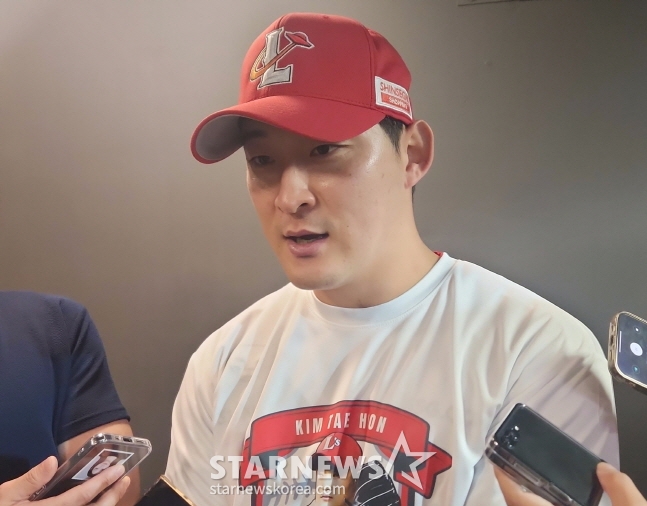 SSG 하재훈이 17일 두산전 승리 후 취재진과 인터뷰를 하고 있다. /사진=안호근 기자
