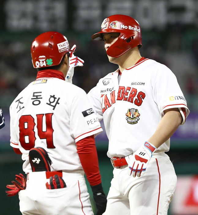 17일 안타를 치고 기뻐하는 하재훈(오른쪽). /사진=SSG 랜더스