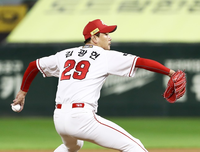 투구를 준비하는 김광현. /사진=SSG 랜더스