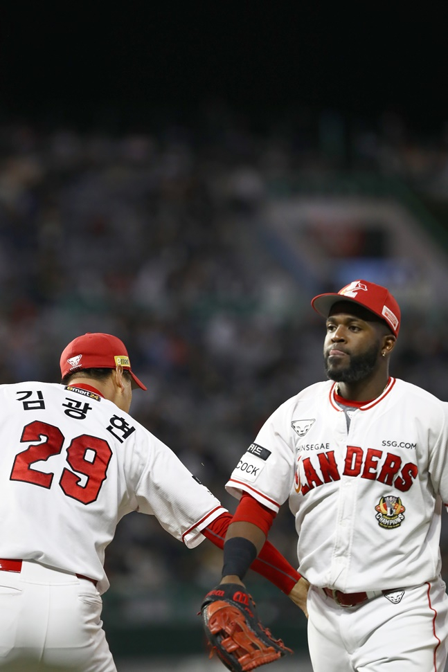 김광현(왼쪽)이 좋은 수비를 펼친 에레디아에게 고마움을 전하고 있다. /사진=SSG 랜더스
