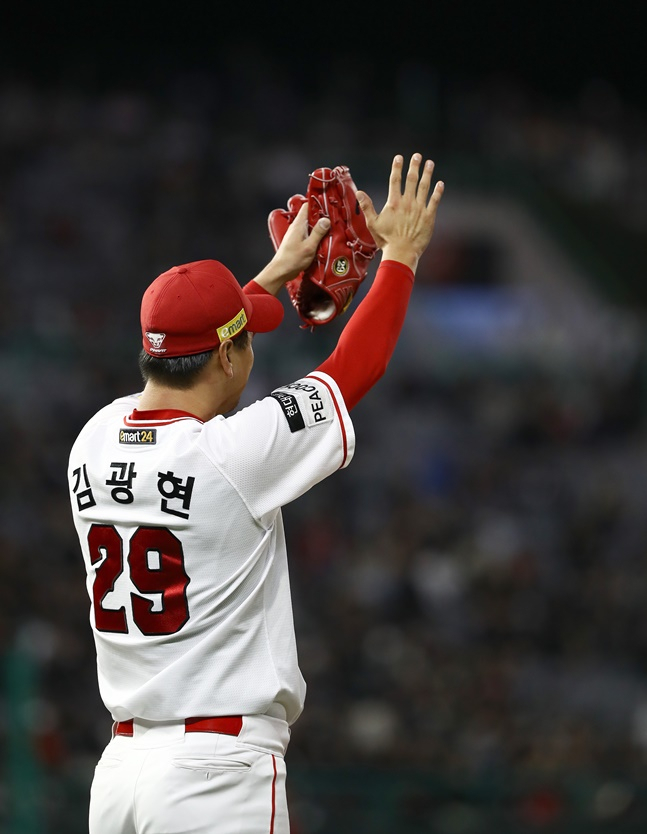 관중들에게 손을 흔드는 김광현. /사진=SSG 랜더스