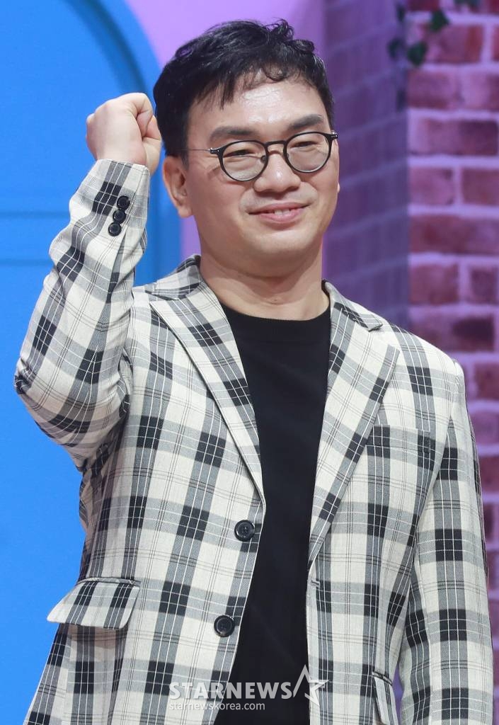 이정효 감독이 18일 오전 서울 강남구 코엑스 신한카드 아티움에서 진행된 넷플릭스 오리지널 시리즈 '이두나!' 제작발표회에 참석해 포즈를 취하고 있다. 평범한 대학생 원준이 셰어하우스에서 화려한 K-POP 아이돌 시절을 뒤로 하고 은퇴한 두나를 만나게 되며 벌어지는 이야기를 담은 로맨스 드라마 '이두나!'는 오는 20일 공개된다. /2023.10.18 /사진=이동훈