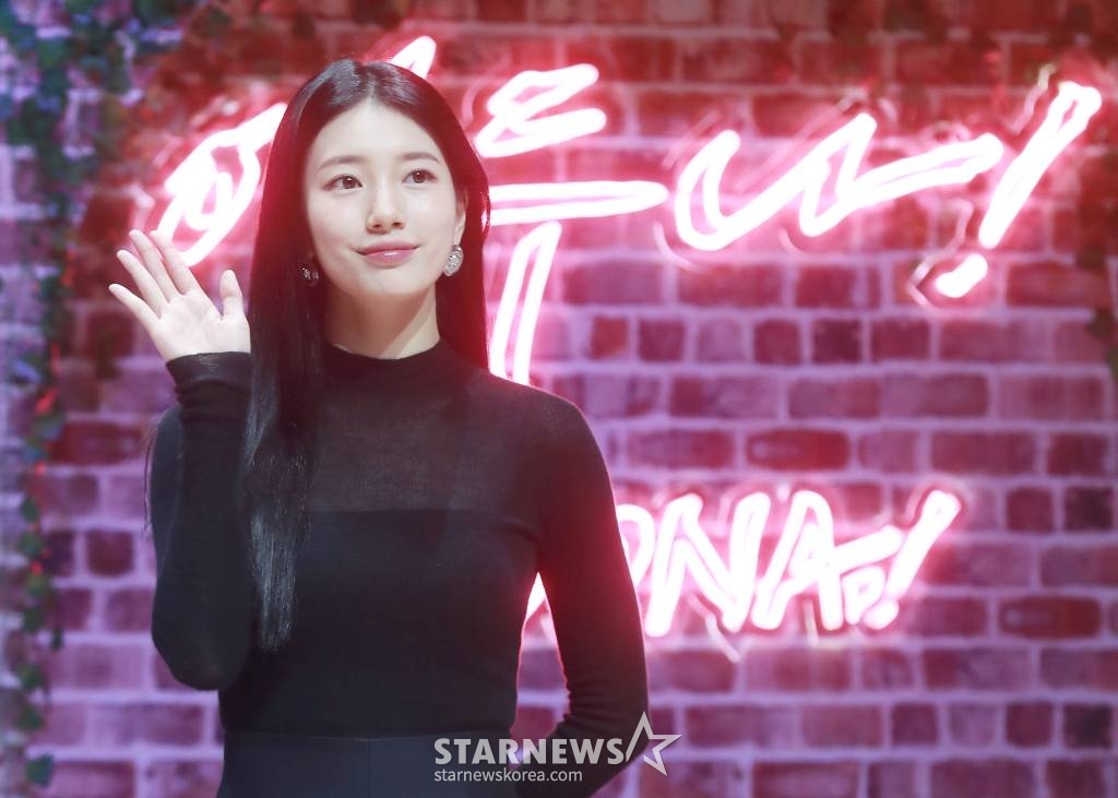 배우 수지가 18일 오전 서울 강남구 코엑스 신한카드 아티움에서 진행된 넷플릭스 오리지널 시리즈 '이두나!' 제작발표회에 참석해 포즈를 취하고 있다. 평범한 대학생 원준이 셰어하우스에서 화려한 K-POP 아이돌 시절을 뒤로 하고 은퇴한 두나를 만나게 되며 벌어지는 이야기를 담은 로맨스 드라마 '이두나!'는 오는 20일 공개된다. /2023.10.18 /사진=이동훈