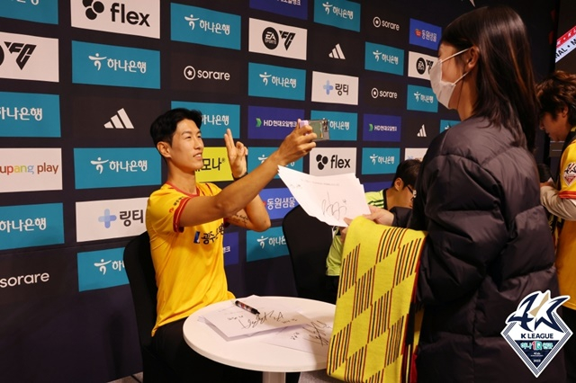 광주FC 안영규의 팬서비스. /사진=한국프로축구연맹 제공