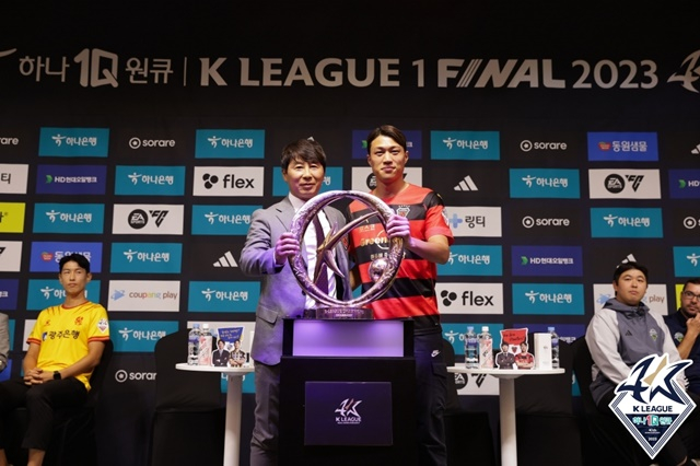 김기동 포항스틸러스 감독과 김승대가 우승 트로피 앞에서 포즈를 취하고 있다. /사진=한국프로축구연맹 제공