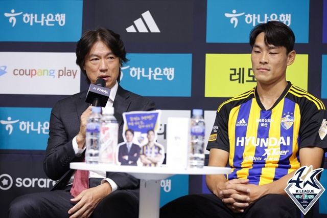 파이널A 미디어데이에 참석한 홍명보 울산현대 감독(왼쪽)과 김기희. /사진=한국프로축구연맹 제공