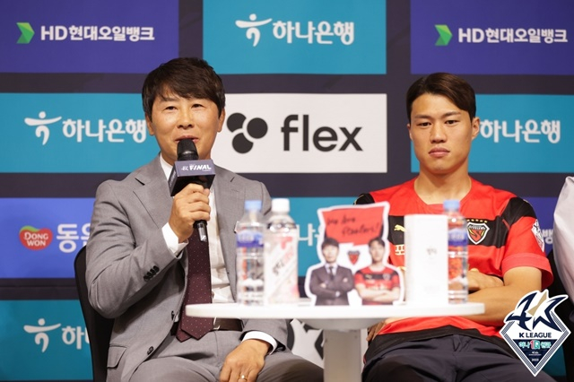 인터뷰에 답하는 김기동 포항스틸러스 감독(왼쪽)과 김승대. /사진=한국프로축구연맹 제공
