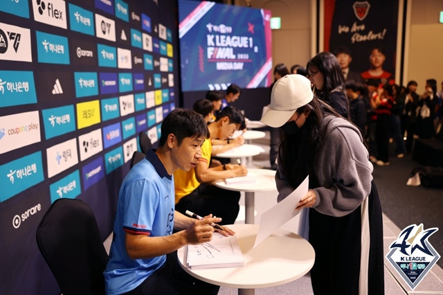 팬서비스하는 이근호(왼쪽). /사진=한국프로축구연맹 제공
