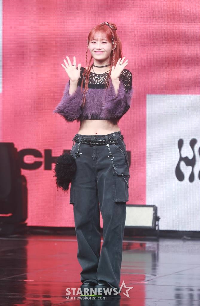 가수 츄(CHUU)가 18일 오후 서울 광진구 예스24라이브홀에서 진행된 첫 번째 미니 앨범 'Howl' 발매기념 쇼케이스에서 포즈를 취하고 있다. 아번 앨범에는 동명의 타이틀곡 'Howl'을 비롯래 'Underwater', 'My Palace', 'Aliens', 'Hitchhiker' 등 총 5곡이 수록됐다. /2023.10.18 /사진=이동훈