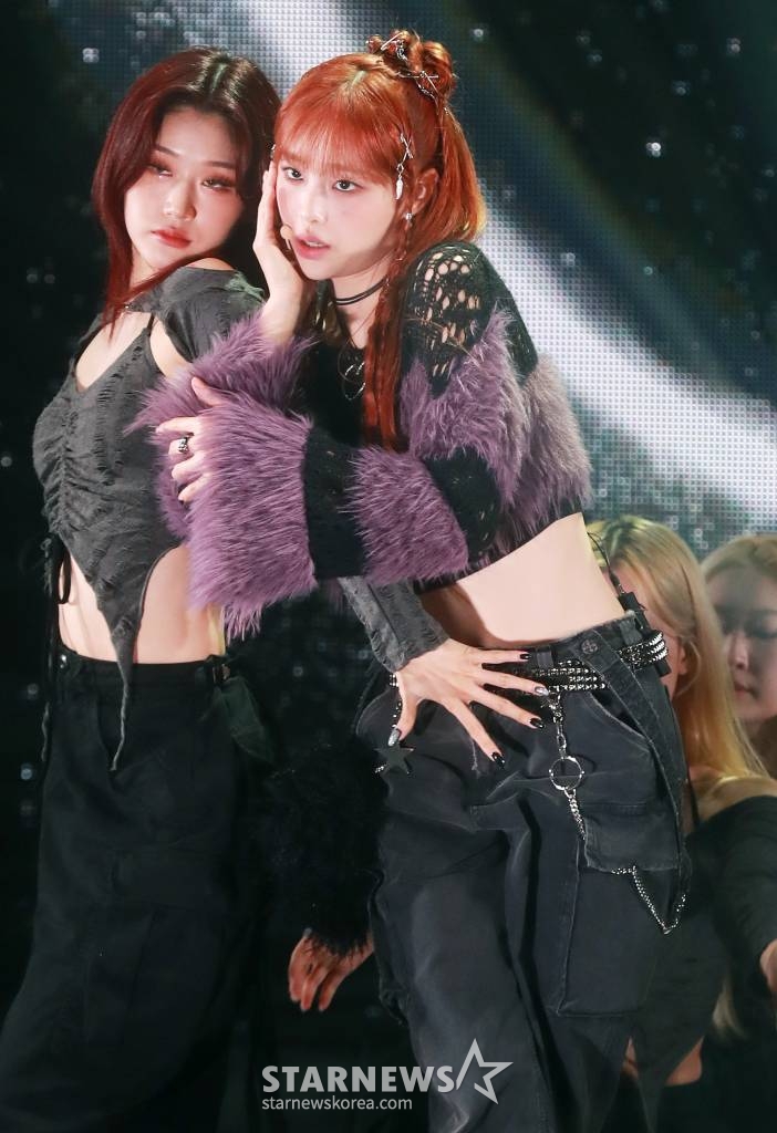가수 츄(CHUU)가 18일 오후 서울 광진구 예스24라이브홀에서 진행된 첫 번째 미니 앨범 'Howl' 발매기념 쇼케이스에서 신곡을 선보이고 있다. 아번 앨범에는 동명의 타이틀곡 'Howl'을 비롯래 'Underwater', 'My Palace', 'Aliens', 'Hitchhiker' 등 총 5곡이 수록됐다. /2023.10.18 /사진=이동훈