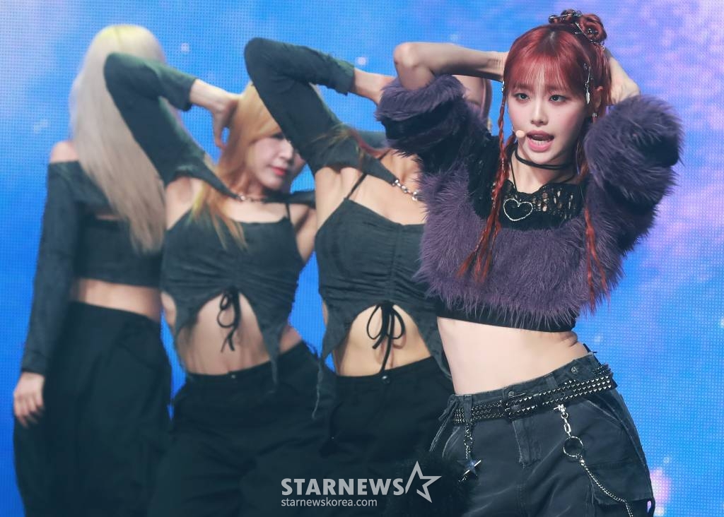 가수 츄(CHUU)가 18일 오후 서울 광진구 예스24라이브홀에서 진행된 첫 번째 미니 앨범 'Howl' 발매기념 쇼케이스에서 신곡을 선보이고 있다. 아번 앨범에는 동명의 타이틀곡 'Howl'을 비롯래 'Underwater', 'My Palace', 'Aliens', 'Hitchhiker' 등 총 5곡이 수록됐다. /2023.10.18 /사진=이동훈