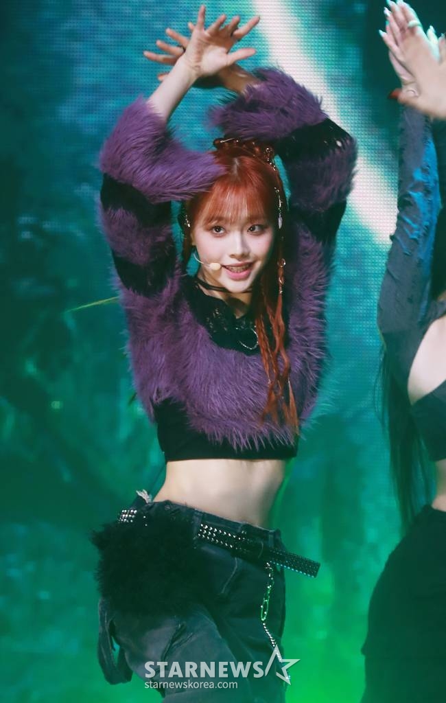 가수 츄(CHUU)가 18일 오후 서울 광진구 예스24라이브홀에서 진행된 첫 번째 미니 앨범 'Howl' 발매기념 쇼케이스에서 신곡을 선보이고 있다. 아번 앨범에는 동명의 타이틀곡 'Howl'을 비롯래 'Underwater', 'My Palace', 'Aliens', 'Hitchhiker' 등 총 5곡이 수록됐다. /2023.10.18 /사진=이동훈