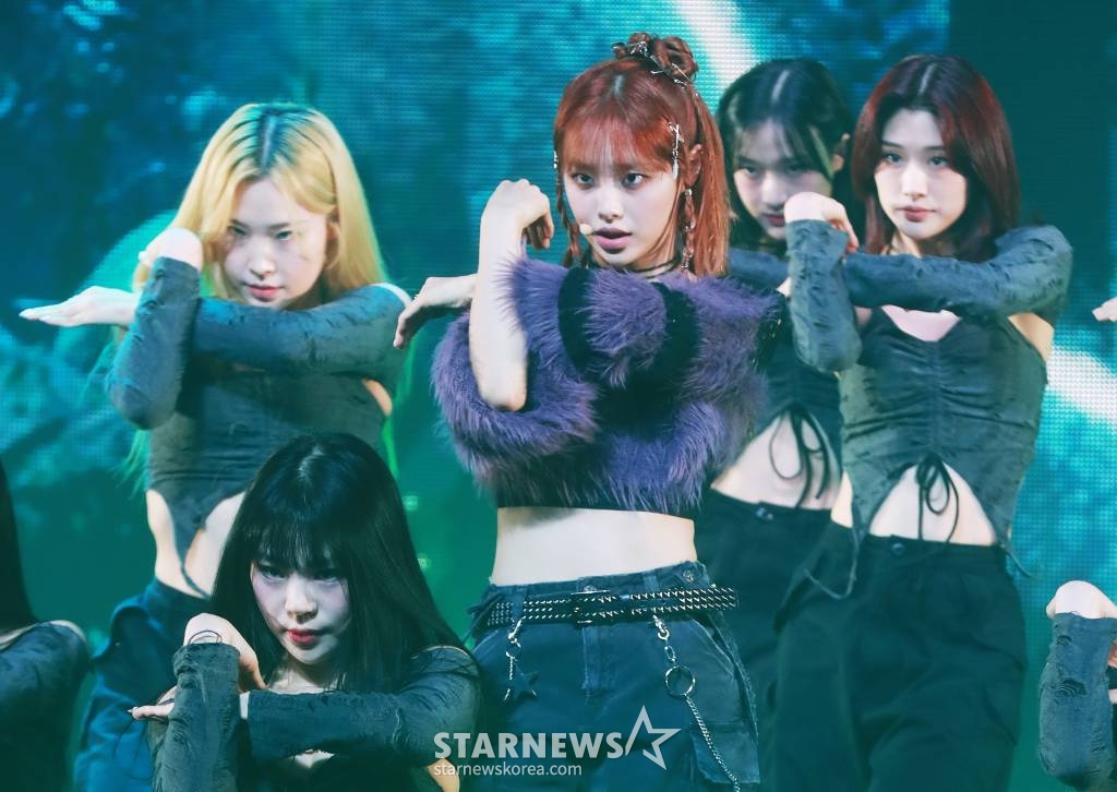 가수 츄(CHUU)가 18일 오후 서울 광진구 예스24라이브홀에서 진행된 첫 번째 미니 앨범 'Howl' 발매기념 쇼케이스에서 신곡을 선보이고 있다. 아번 앨범에는 동명의 타이틀곡 'Howl'을 비롯래 'Underwater', 'My Palace', 'Aliens', 'Hitchhiker' 등 총 5곡이 수록됐다. /2023.10.18 /사진=이동훈