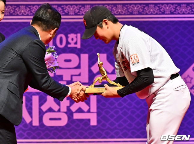 인천고 김택연(오른쪽)이 제6회 고교 최동원상 트로피를 받고 있다.
