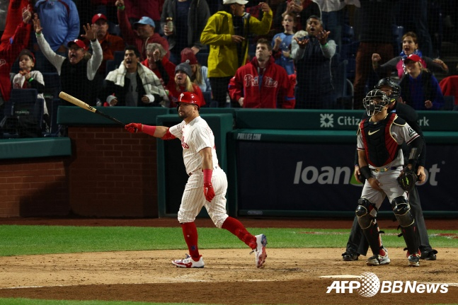 필라델피아의 카일 슈와버가 18일(한국시간) 애리조나와 2023 메이저리그 NLCS 2차전 6회말 우중월 솔로포를 때려내고 있다./AFPBBNews=뉴스1